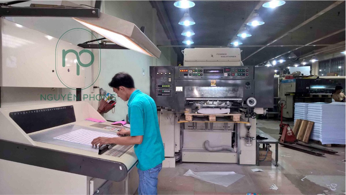 Đội ngũ nhân viên làm việc tại xưởng in Nguyên Phong
